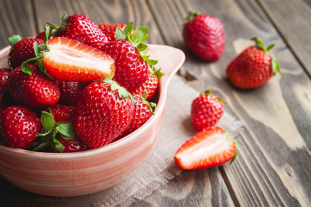 一名男網友分享，女友愛草莓成痴，吃不到就會情緒暴走。（示意圖／Shutterstock）