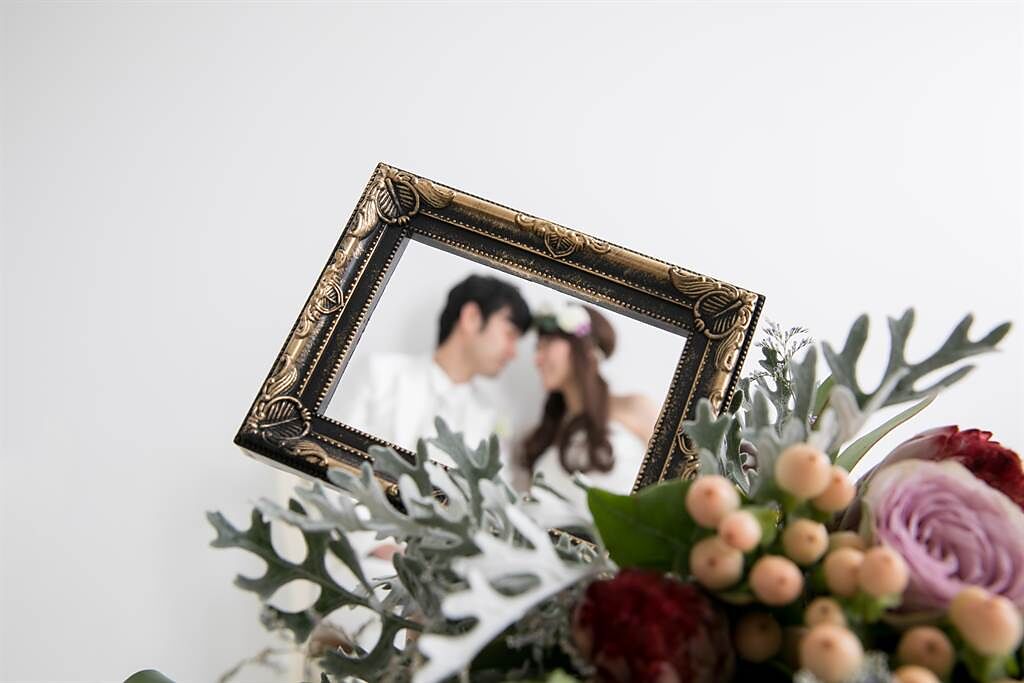 女網友張三姐近日發現，自己的婚紗照底下竟藏著另一對夫妻的照片。(示意圖/達志影像)