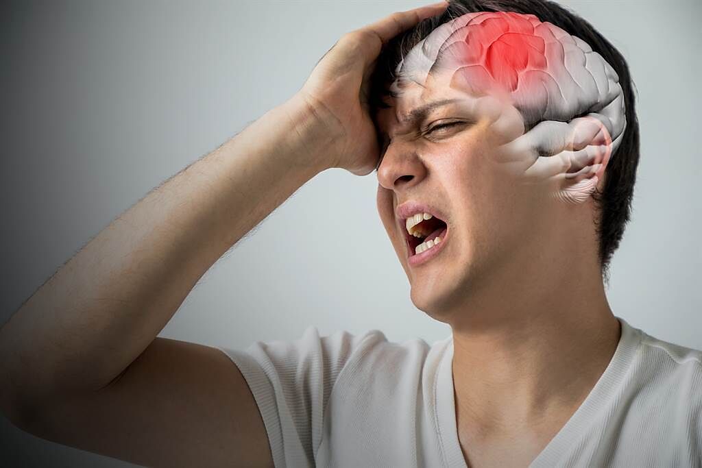 納豆頭痛查出腦出血 醫曝：9種頭痛不單純，要快就醫。（示意圖／Shutterstock)