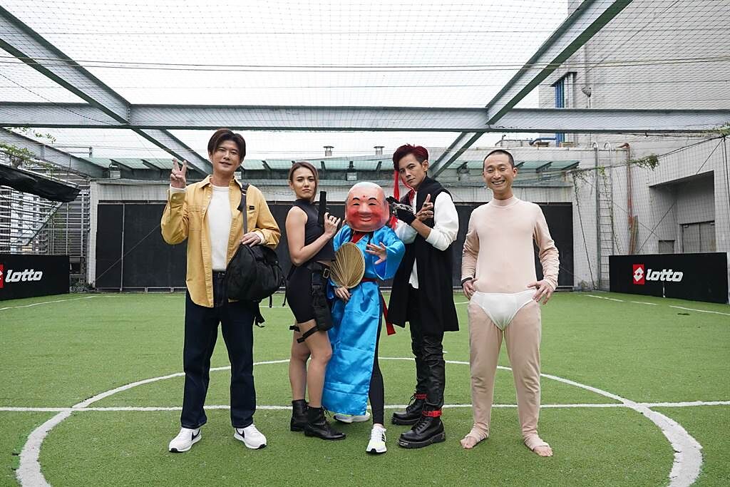 顏永烈（左起）、Jessica、大頭佛、阿翔、浩子搞笑拍除夕特別節目。（鬧著玩YT提供）
