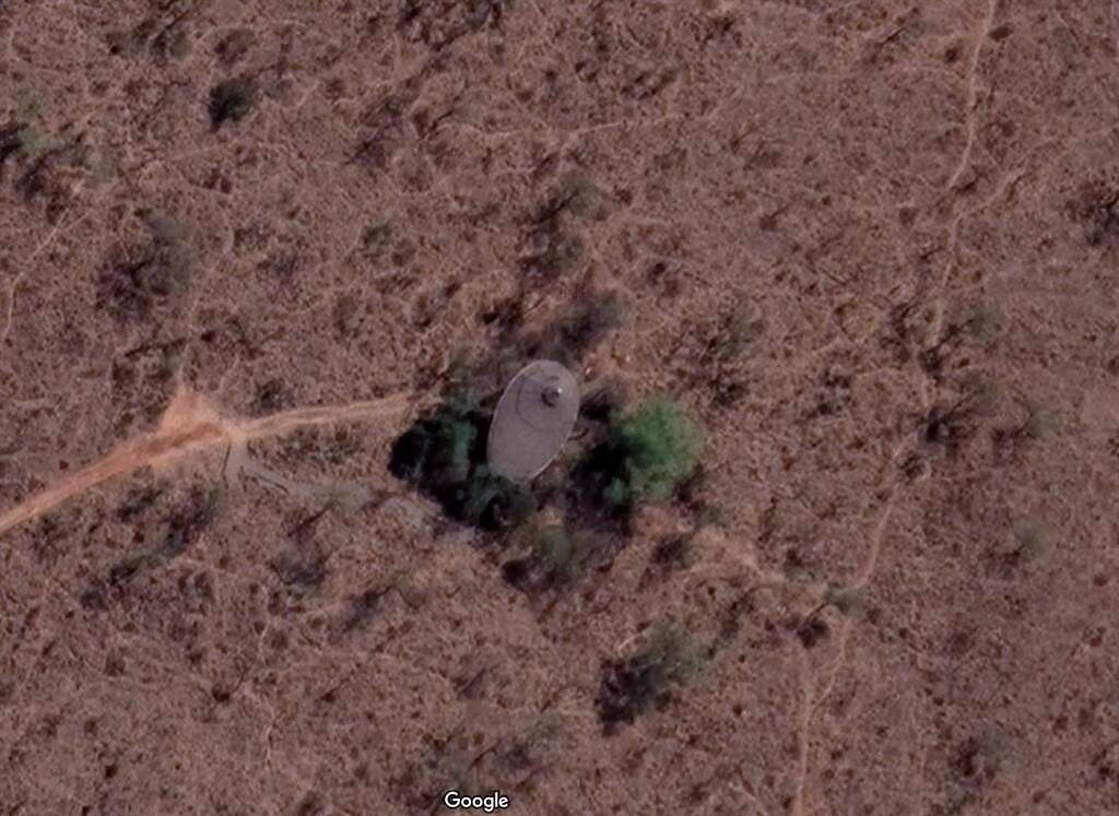 UFO獵人滑Google Maps時，在南非某處空地發現一個金屬圓盤，他猜測可能是外星人的飛船。(圖翻攝自/Google Maps)