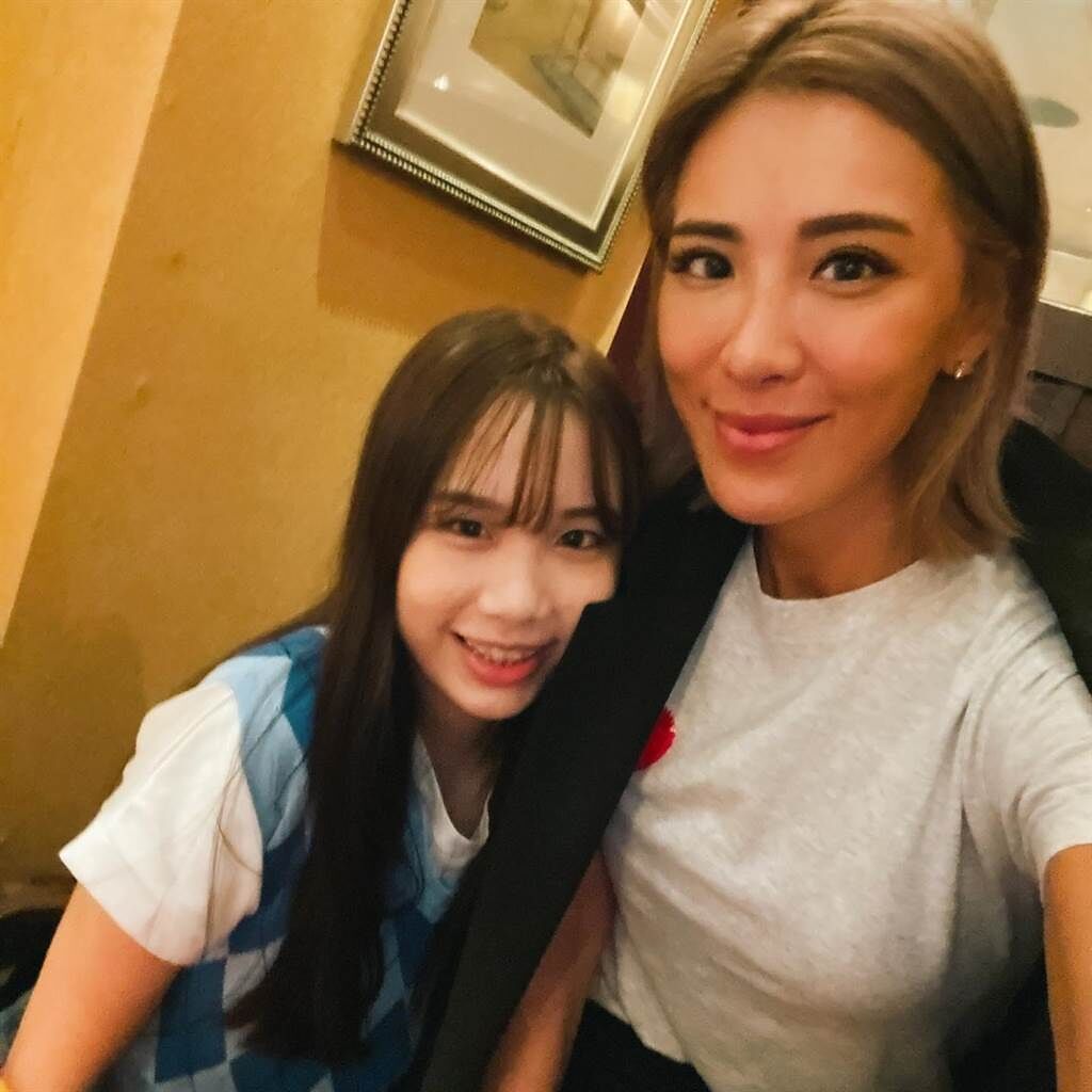 小禎跟14歲的女兒Emma感情很好，想替她再添個弟妹。（摘自胡小禎臉書）