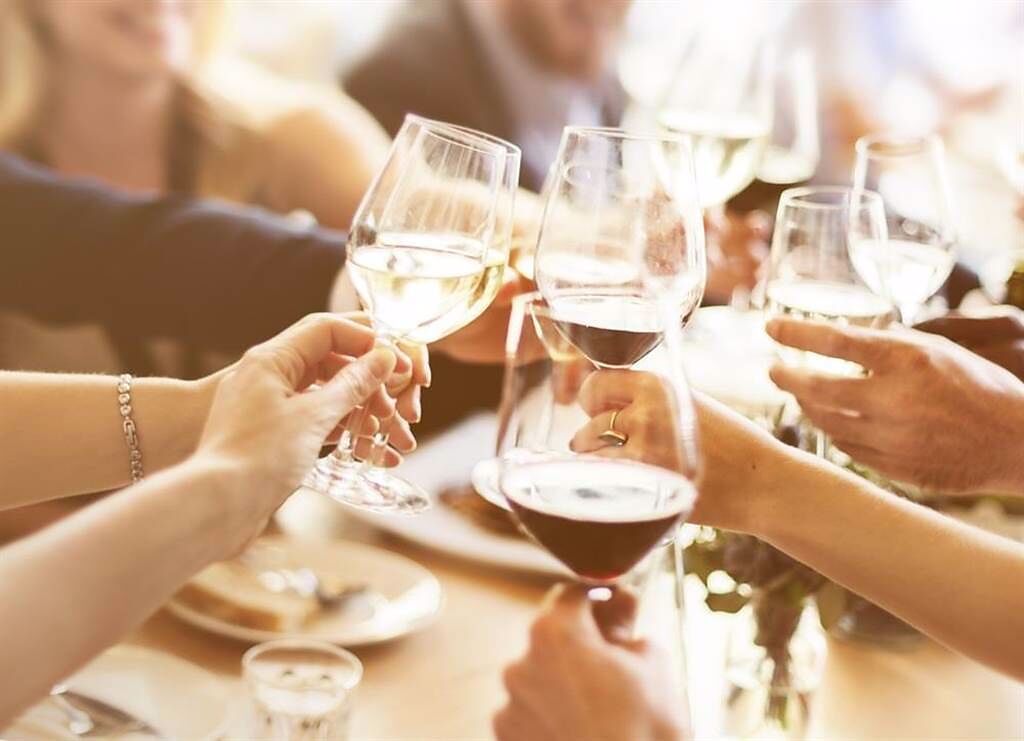 春節喝酒助興。(示意圖/Shutterstock)