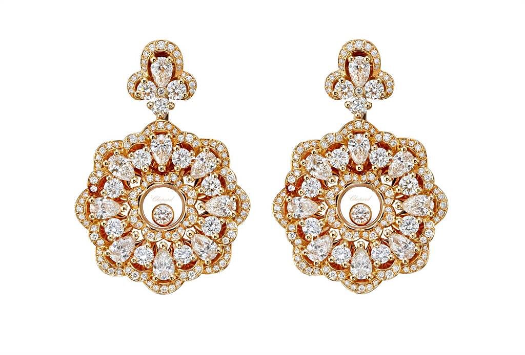 蕭邦Happy Diamonds系列耳環，18K玫瑰金鑲嵌鑽石，圓中心內含2顆滑動鑽石，138萬元。（CHOPARD提供）
