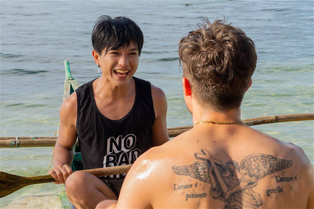 菲律賓邱澤Gold Azeron(左)與 Nico Locco在水中激吻。（中時提供）