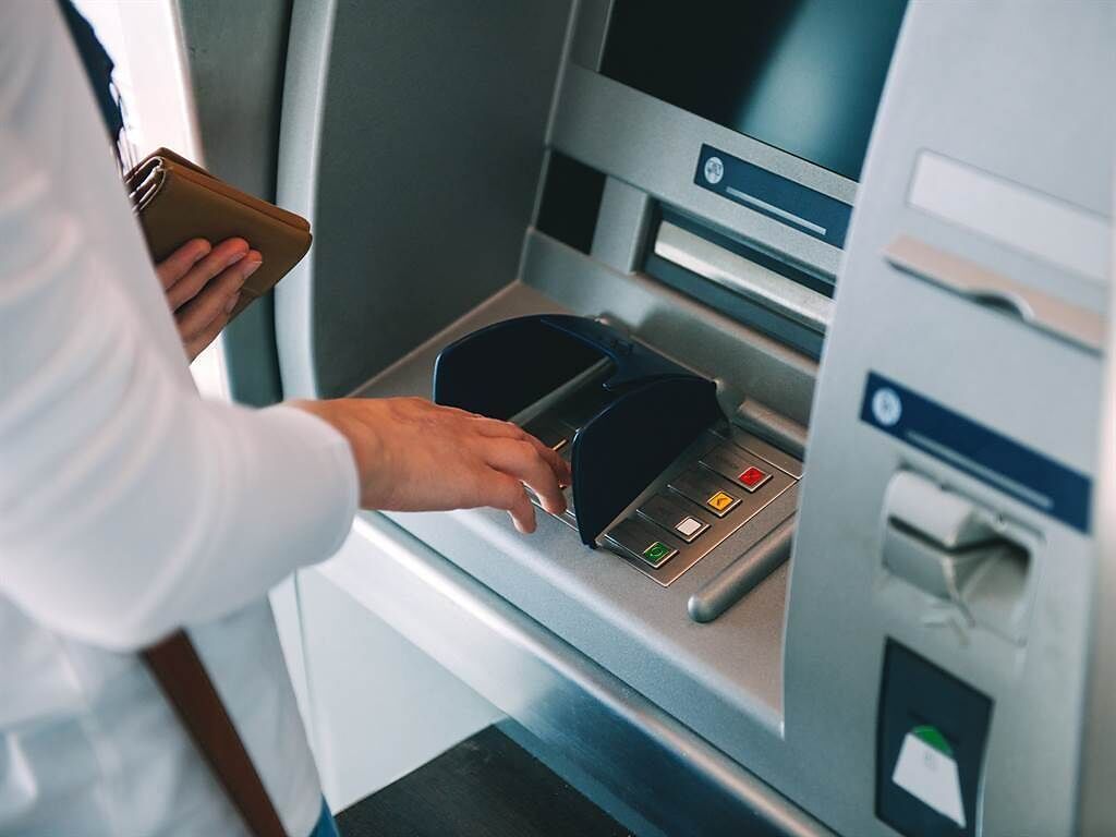 有民眾前去ATM領到舊鈔，網友指有存款功能的ATM不一定是新鈔。（示意圖／達志影像）