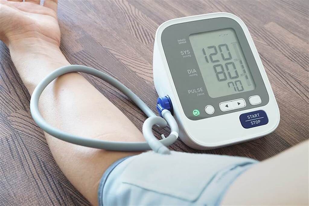血壓隨年齡增加可提高數值？ 一張長輩圖差點害死嬤。(示意圖/Shutterstock)