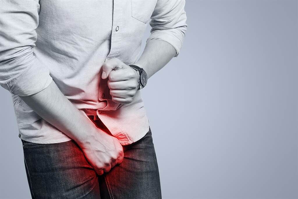 陰囊有硬塊、沉重感是睪丸癌上身？快自我檢查。(示意圖/Shutterstock)