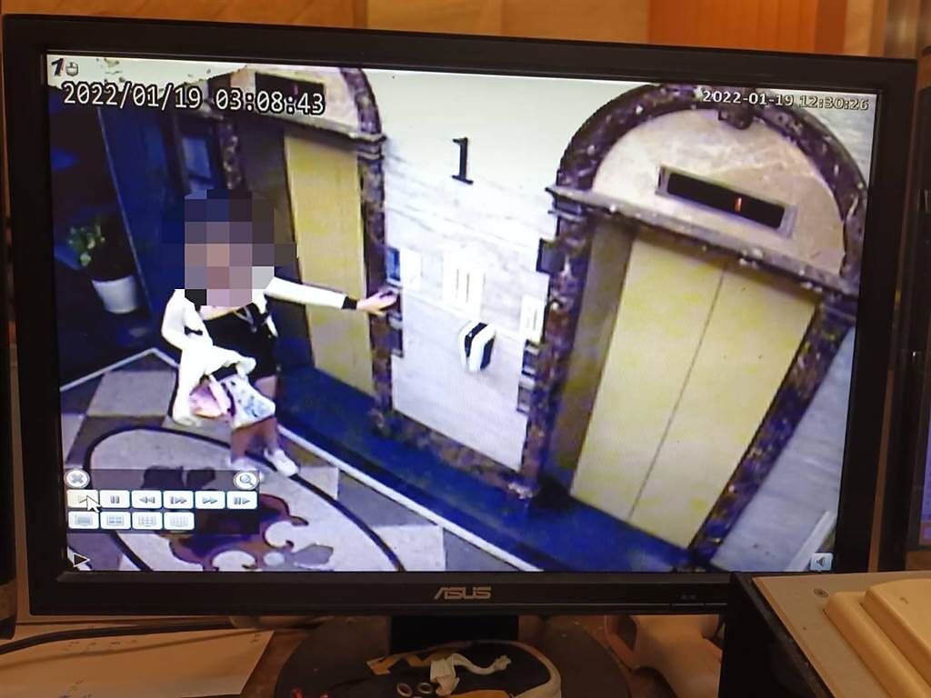 警方調閱台北市文山區出租套房大樓，發現染了一頭金髮的少女搭乘電梯，循線尋獲少女。（翻攝照片／石秀華高雄傳真）
