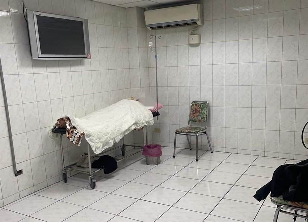 該診所的診間鋪滿白色瓷磚，僅在角落放了一張病床，看起來格外冷清。（圖／翻攝自臉書社團爆廢公社公開版）