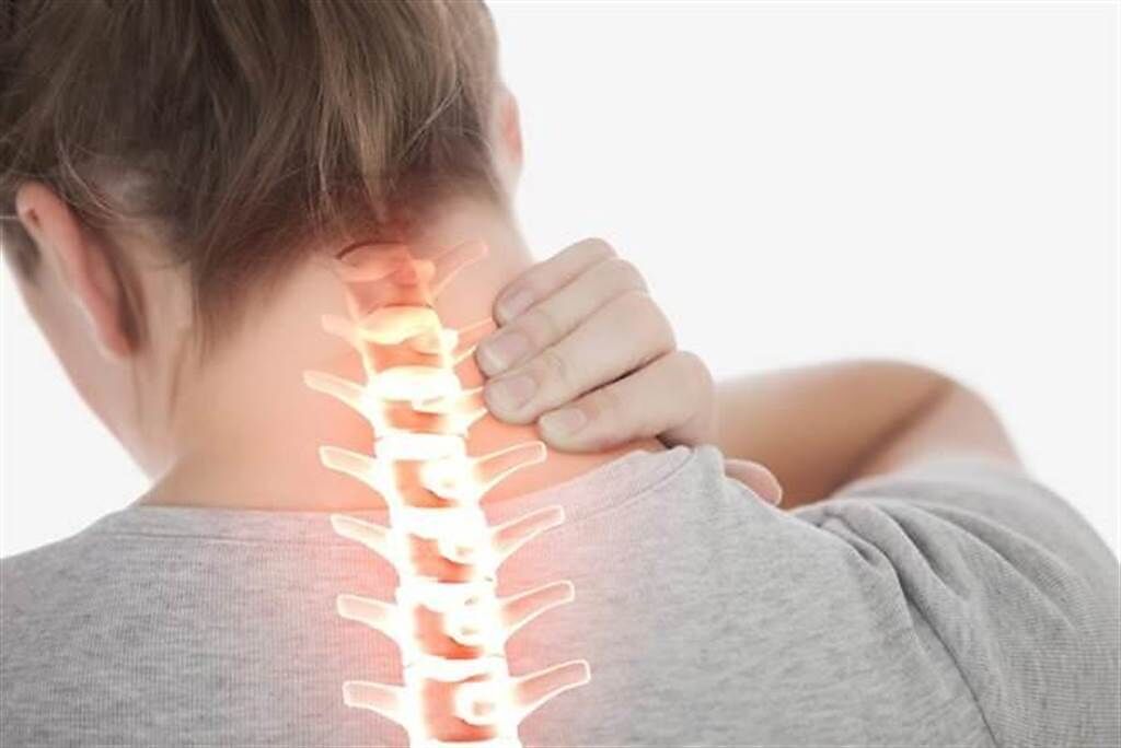 這姿勢每天做卻超虐脊椎！醫：像脖子壓了27公斤大石頭。(示意圖/Shutterstock)