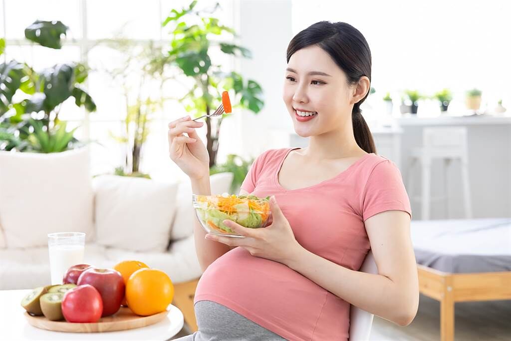不少孕婦懷孕時，認為一人吃兩個人補，因此毫無節制的吃，但其實熱量都吃到自己身上。(示意圖/達志影像)
