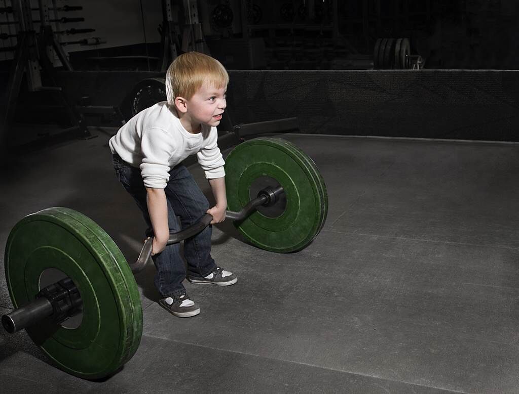 美國一名少年受父親影響，12歲時開始接觸健身，甚至能舉起136公斤。(示意圖/達志影像)