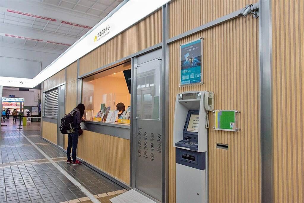 嘉義車站旅遊服務中心微改造，以新風格迎接來嘉旅客。（嘉義市政府提供）