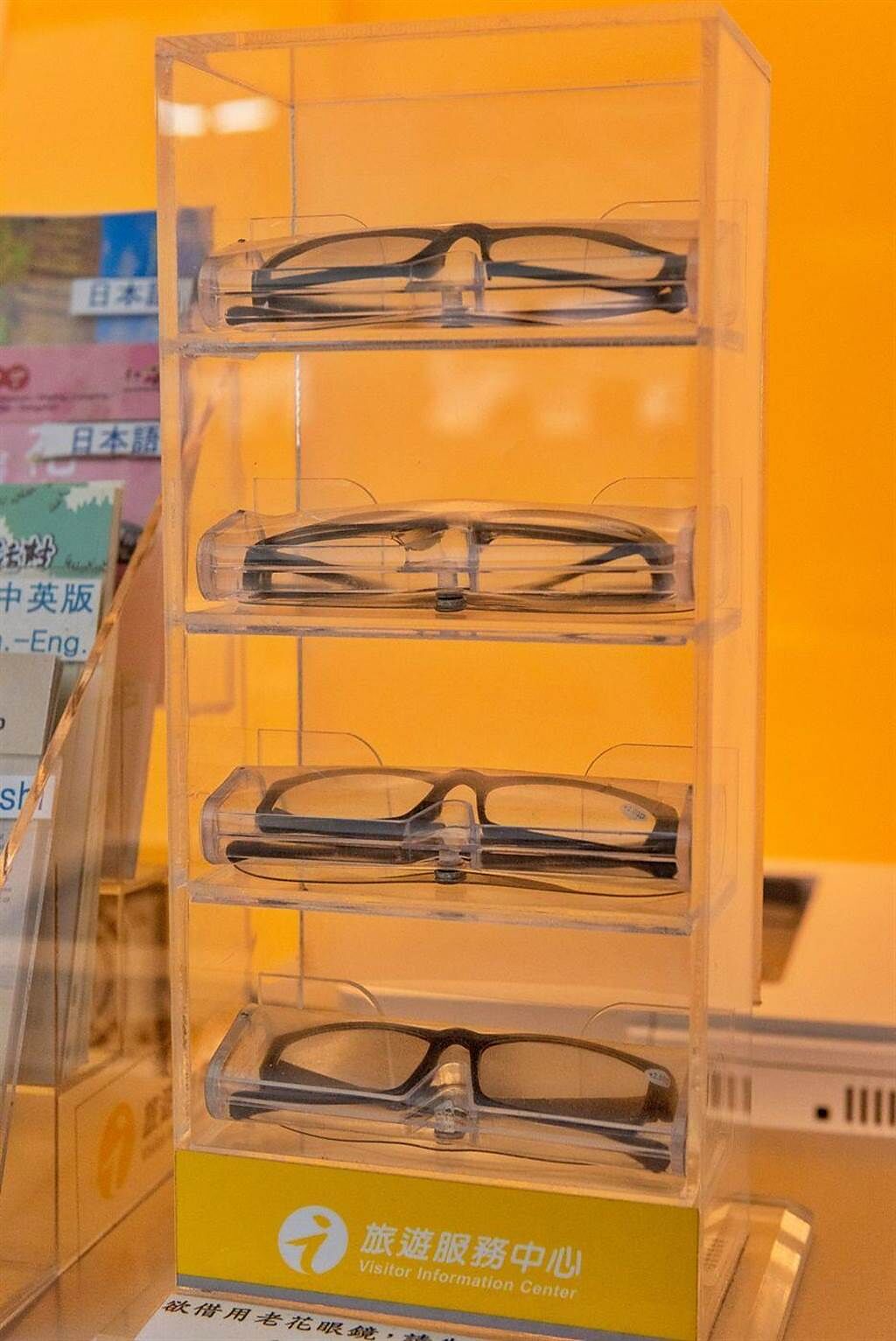 嘉義車站旅遊服務中心提供老花眼鏡借用服務。（嘉義市政府提供）