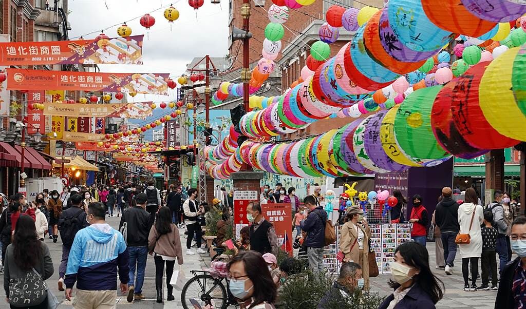 「台北市年貨大街」迪化街，街道上掛起五顏六色的燈籠，年味十足。（姚志平攝）