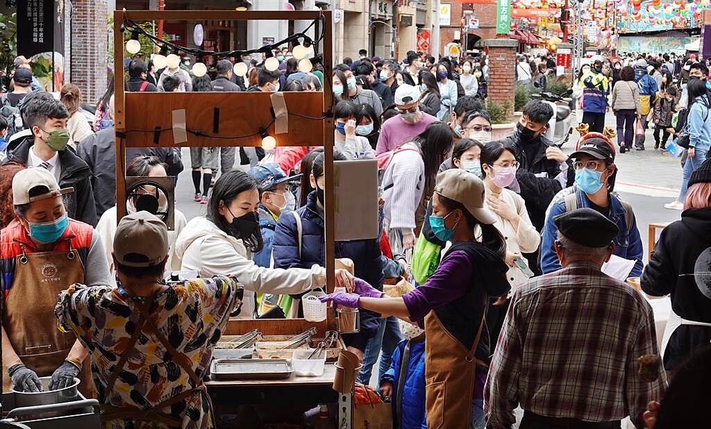 「台北市年貨大街」迪化街29日湧現購買美食的人潮。（姚志平攝）
