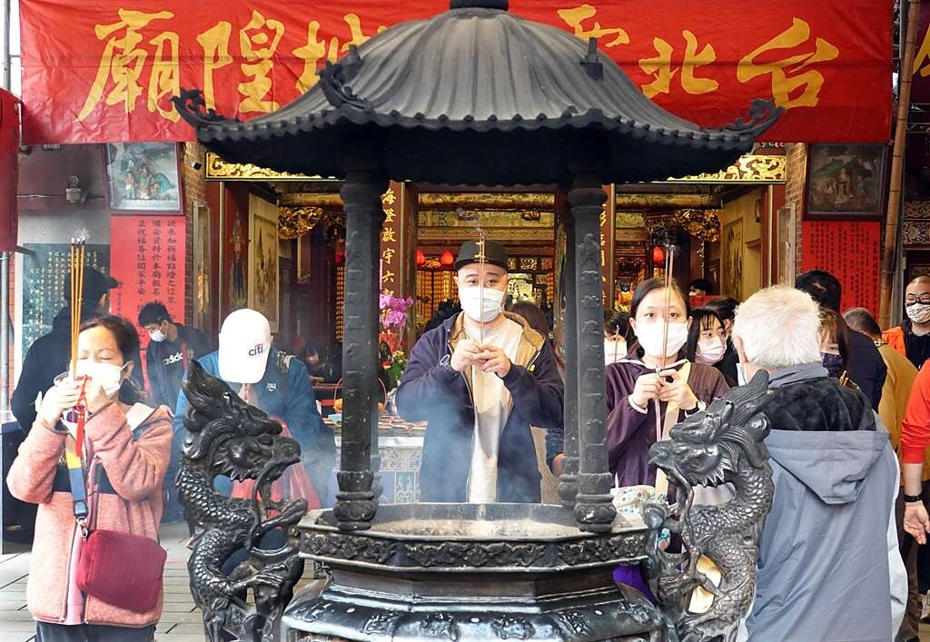「台北市年貨大街」迪化街，不少信眾前往霞海城隍廟上香祈福。（姚志平攝）