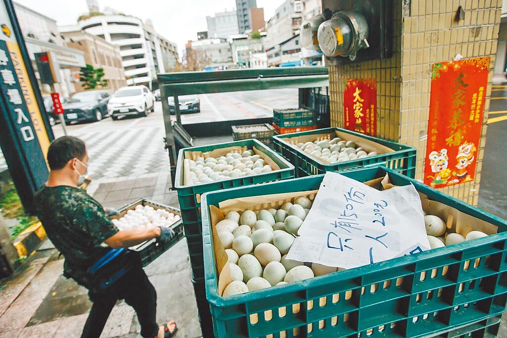 為滿足國人用蛋需求，農委會在除夕之前每天會調度90萬顆雞蛋，而雞蛋調度平台至少會成立至清明前後，待供應恢復平穩後解散。（郭吉銓攝）