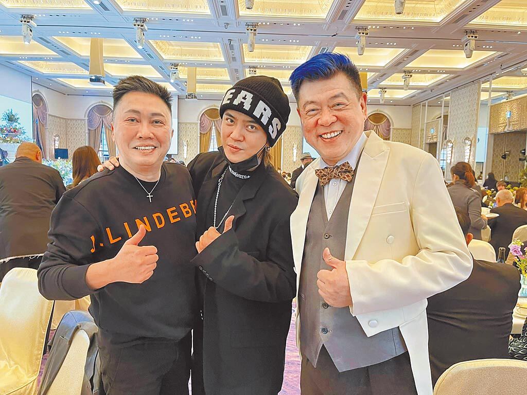 趙正平（左起）、羅志祥、孫德榮昨出席婚禮分享喜悅。（摘自臉書）