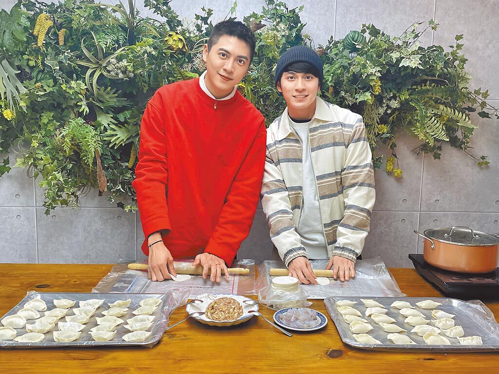 黃新皓（左）、林暉閔希望2022的工作運、財運大發。（達騰娛樂提供）