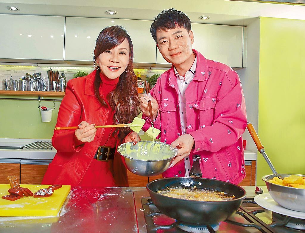 龍千玉（左）與陳隨意一起教學製作過年必吃美食酥炸年糕。（粘耿豪攝）