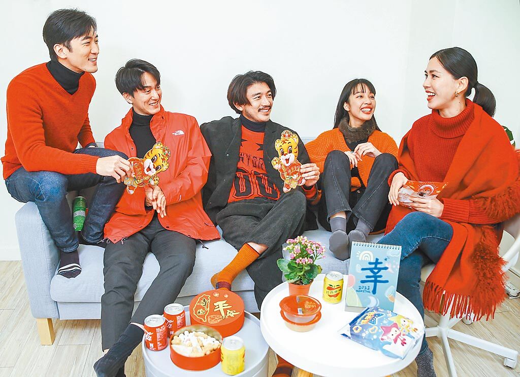 鍾政均（左起）、邱昊奇、曾少宗、王渝萱、張家慧感情像一家人。（粘耿豪攝）