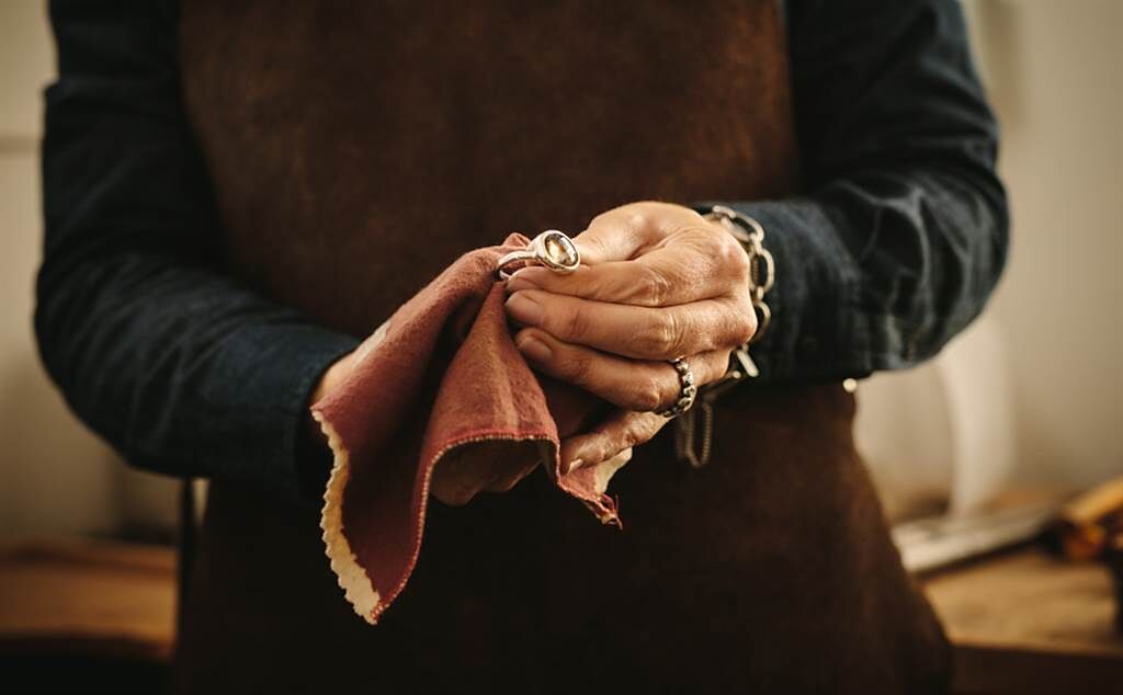 一名人妻在網路上抱怨婆婆送的傳家戒指是爛東西，引起網友砲轟。（示意圖／Shutterstock）