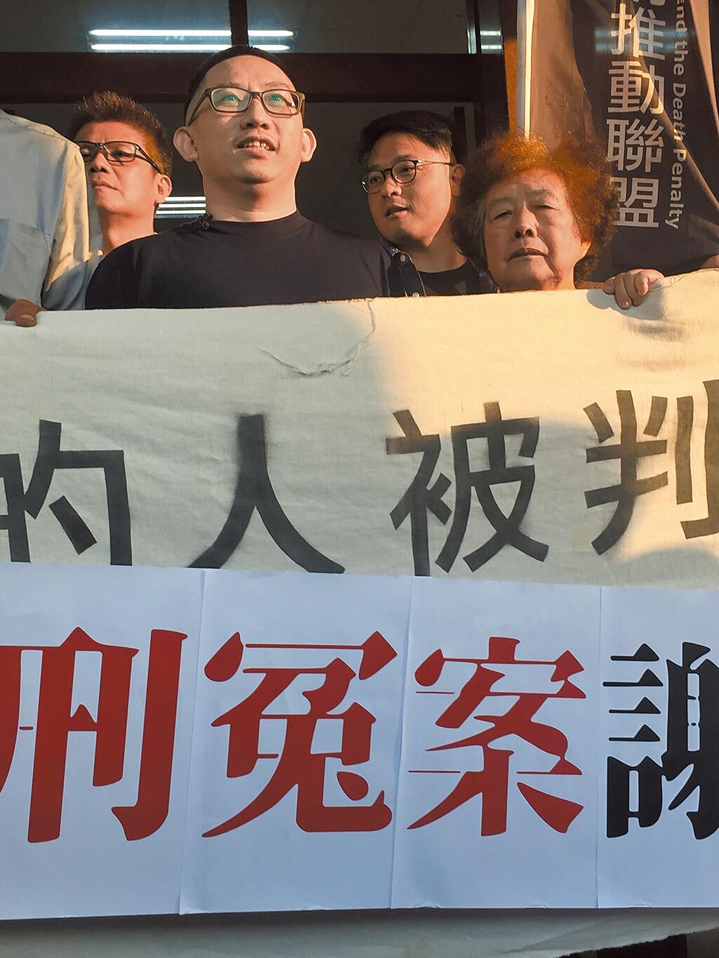 謝志宏（前左）2019年獲釋，謝母（前右）前來接他回家，面對冤獄刑事補償，謝志宏只說「感謝高分院這個判決」。（本報資料照）