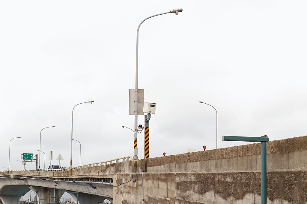 台68線榮濱路匝道口測速照相機，2021年開出2980張罰單，成為年度測速王。（邱立雅攝）