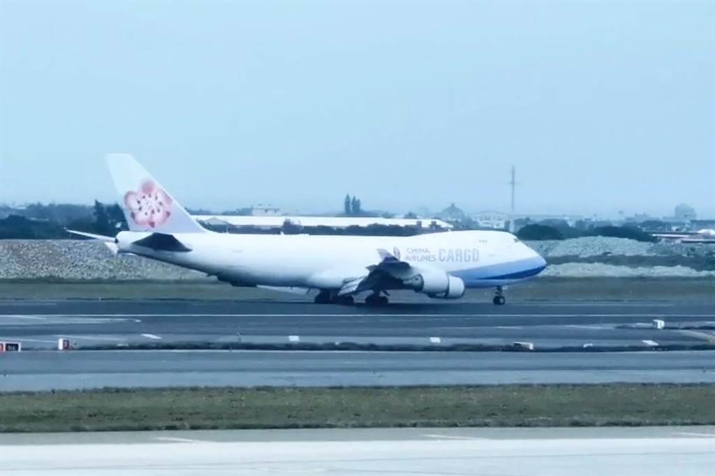 中華航空編號為CI5240的波音747貨機昨29日降落美國芝加哥機場時撞上行李架，導致引擎大面機受損。（資料照／中央社）
