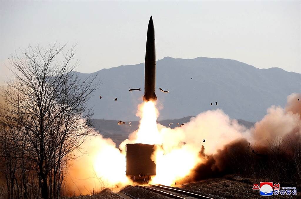 南韓聯合參謀本部表示，北韓30日朝日本海發射一枚「不明物體」，是今年迄今第7次武器試射行動。（資料照／朝中社、路透社）