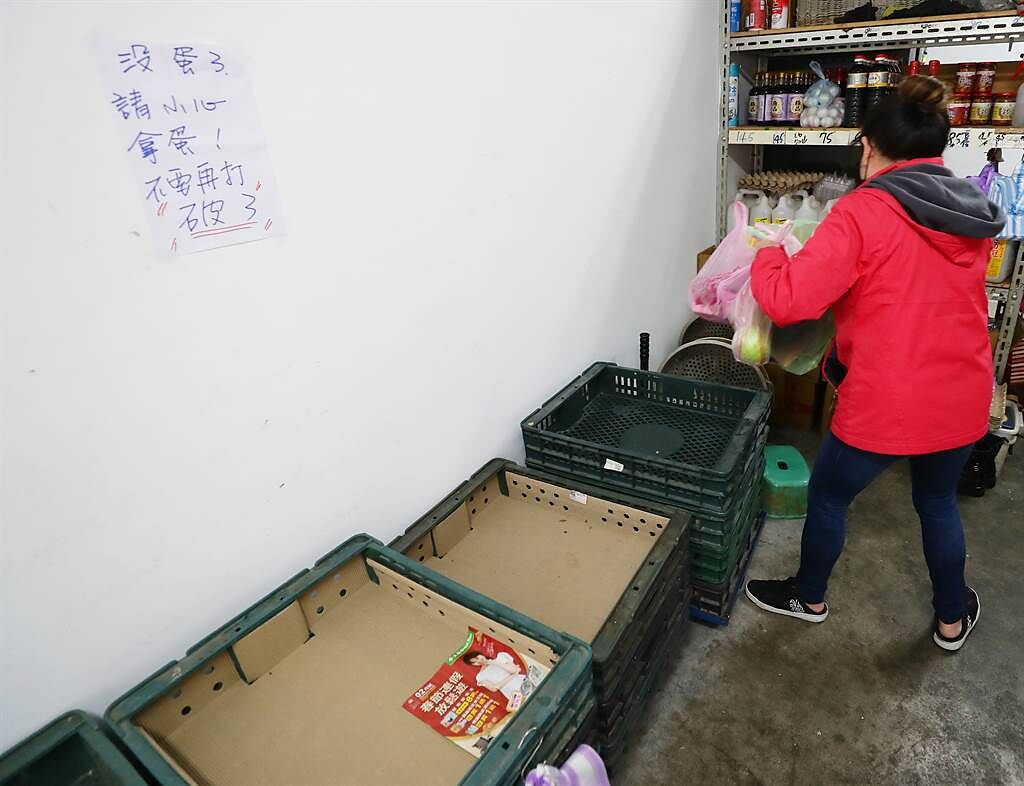 全台鬧蛋荒，不少民眾在超市、大賣場都買不到雞蛋，台北市一家蛋商表示，因為飼料太貴，蛋農感覺不符合成本所以沒有生產，所以缺蛋。（資料照/季志翔攝）
