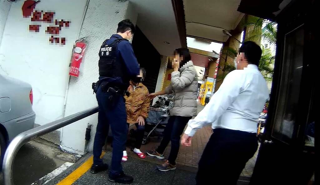 警方獲報有名老婦人在忠孝東路巷弄迷路，立刻派員到場處理。（翻攝照片／林郁平台北傳真）