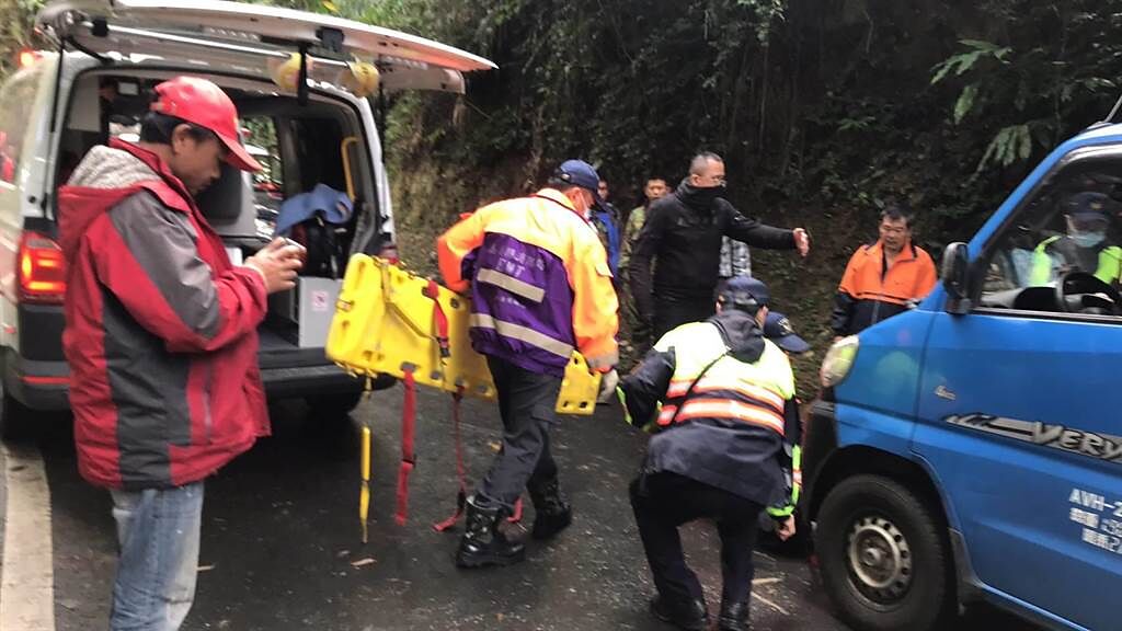 嘉義縣消防局救護車救護受傷的重機男騎士。（讀者提供）