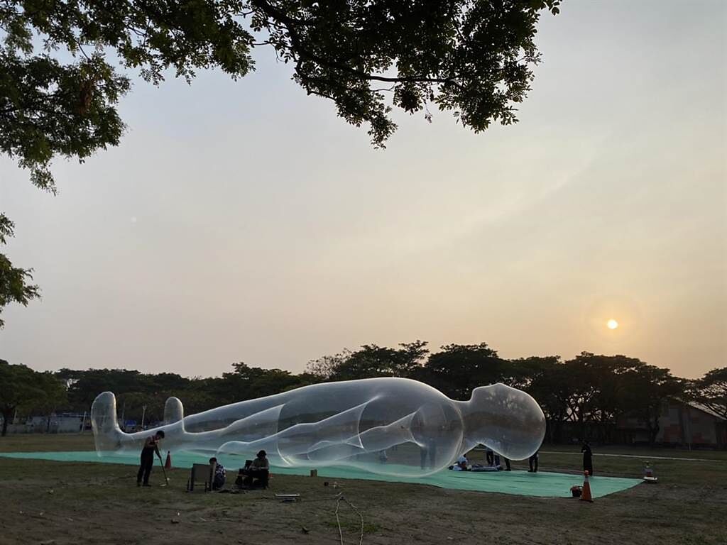 巨大的《空氣人》，作品長達25公尺以上，是一個以捉摸不定的空氣作為素材的彫刻作品。（高市觀光局提供／柯宗緯高雄傳真）