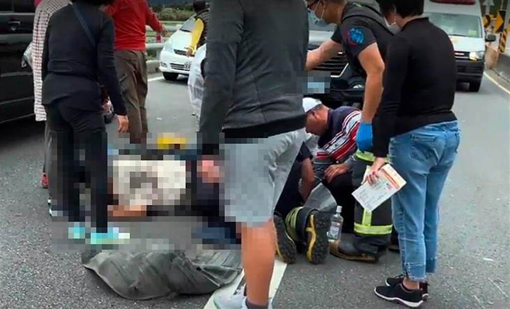 疑未注意前方車況，到台東旅遊自小客車輾過機車騎士腳踝，2人嚴重骨折。（民眾提供）