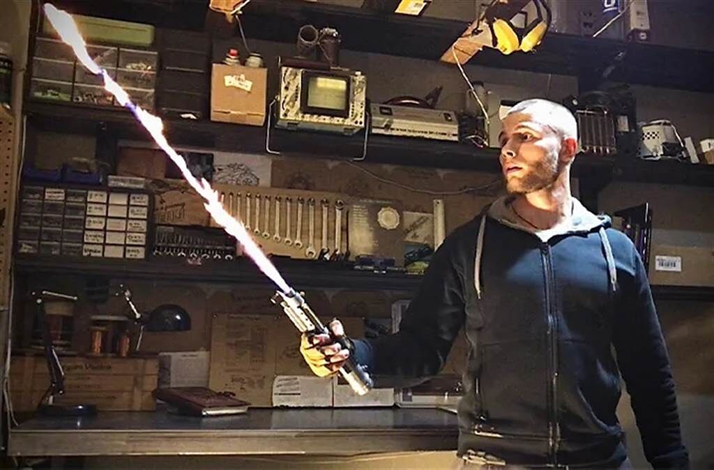 俄羅斯Youtuber艾瑞克‧貝爾肯完成第1把純能量光劍。(圖/Alex Burkan)