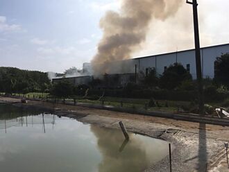 高雄鐵皮屋倉庫起火狂燒40分鐘濃煙竄天 財損粗估50萬