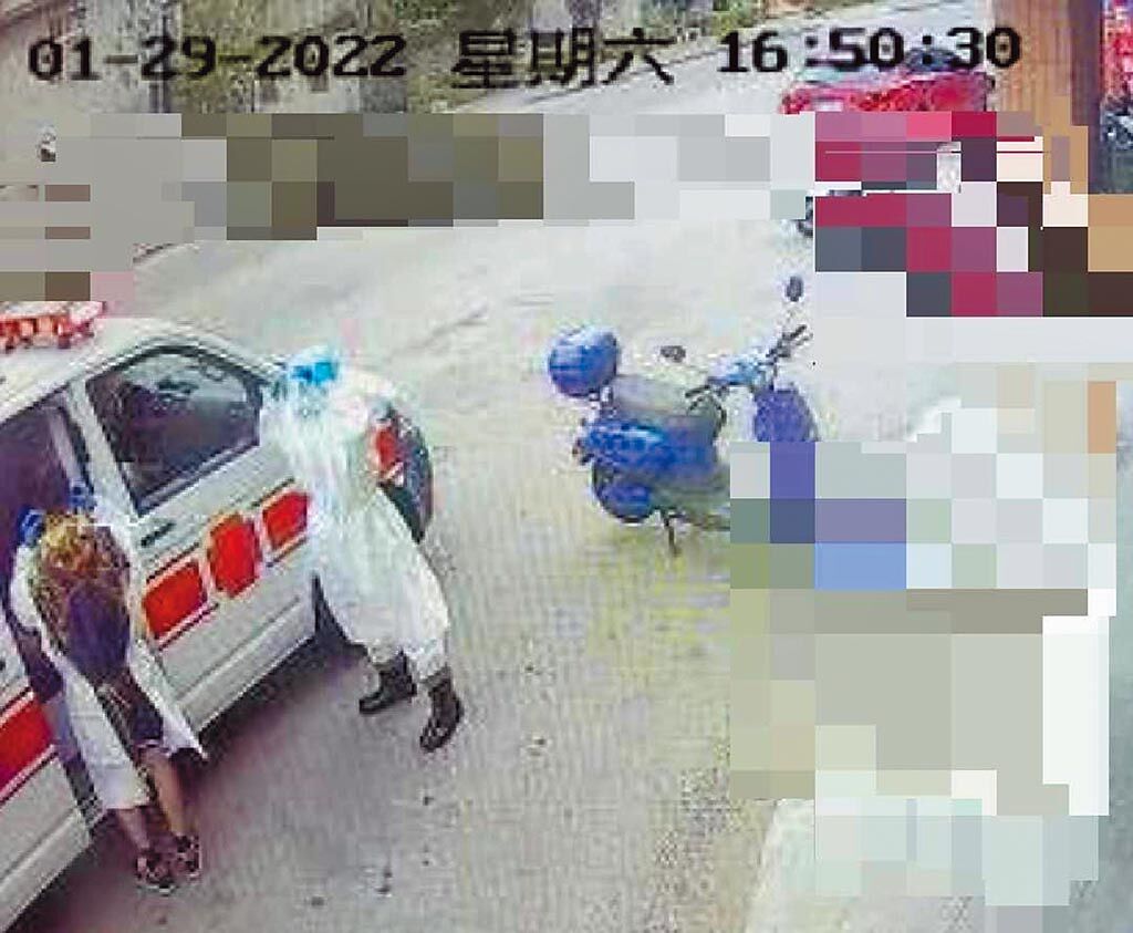 搭機「偷跑」到金門的男子（左）遭警方查獲，送醫院採檢並安置在防疫旅館。（金門縣衛生局提供／李金生傳真）