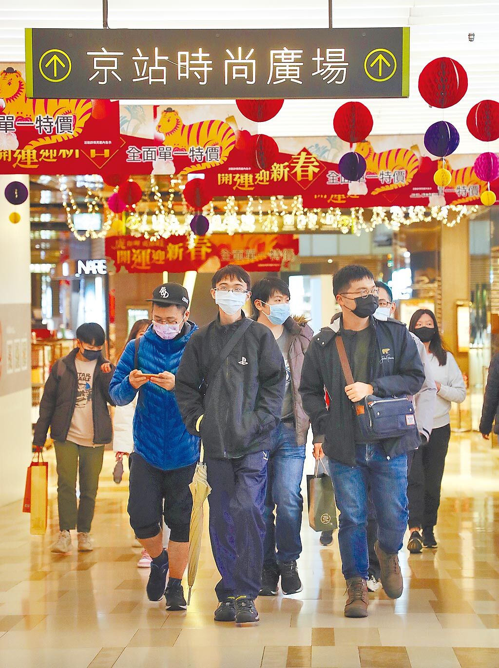 台北京站時尚廣場23日曾有確診者光顧，30日下午緊急閉店清消，原本在逛街的民眾依照指示離開商場。（劉宗龍攝）