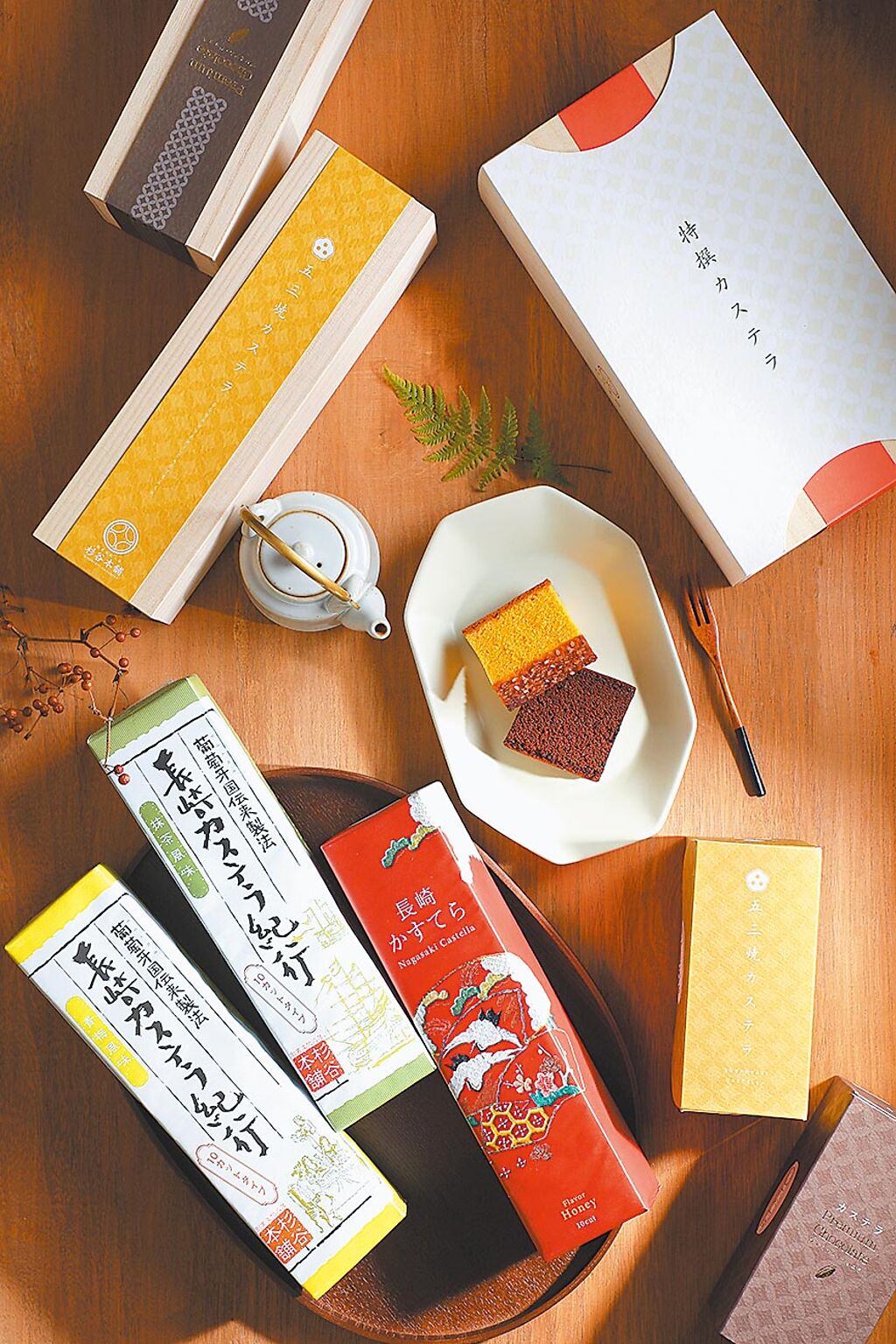Breeze Super「日本杉谷本鋪五三燒桐箱禮盒」，五三燒長崎蛋糕0.65號、頂級巧克力0.65號，2160元。（微風提供）