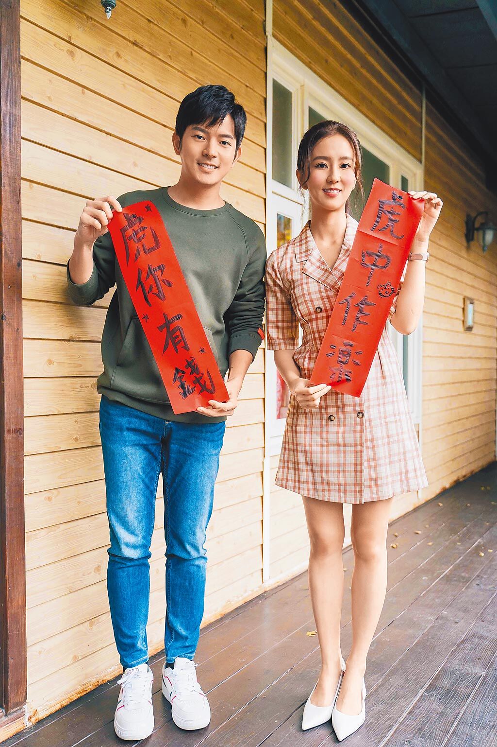 宥勝（左）、周曉涵秀出自己親手寫的虎年吉祥話。（TVBS提供）