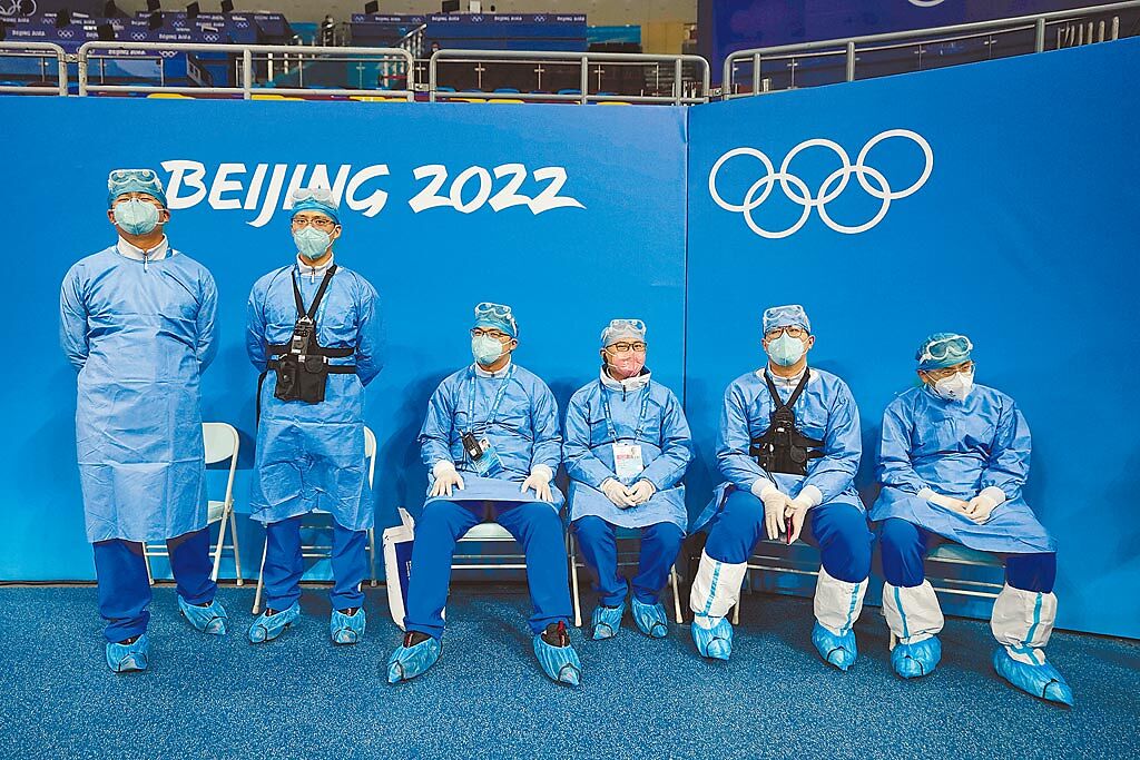 北京冬奧倒數計時，因疫情未減，當局嚴格實施閉環內防疫措施，圖為防疫人員，在比賽場地待命執勤。（美聯社）