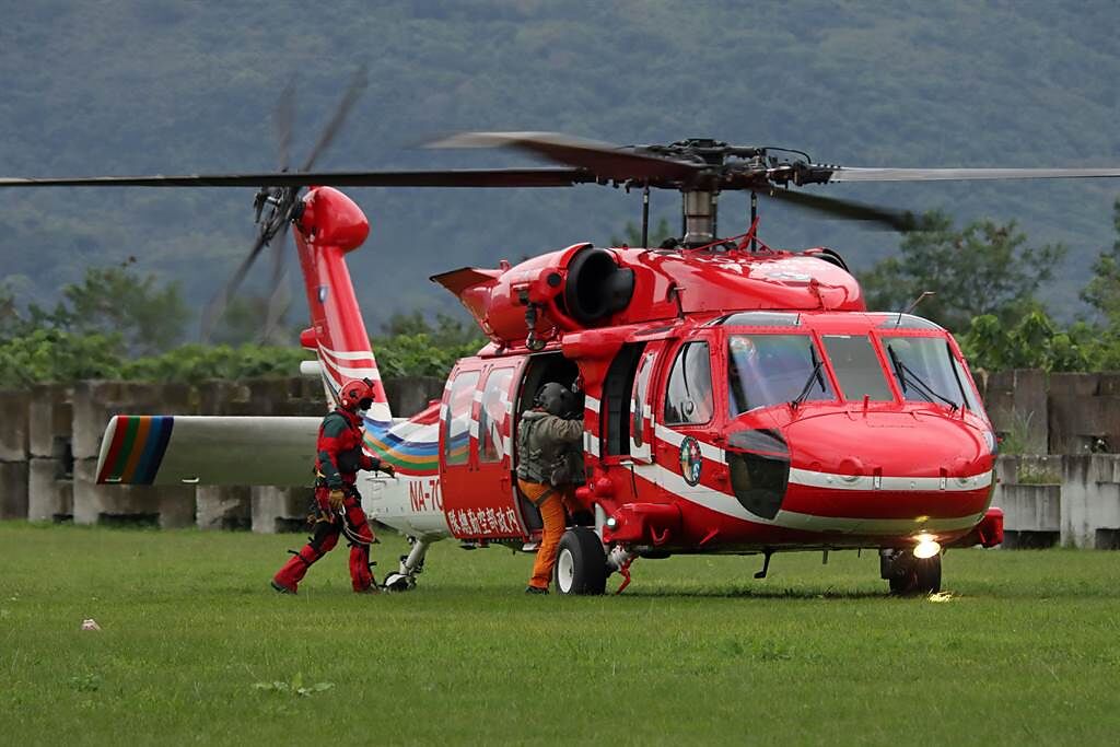 直升機救援將夫妻送抵花蓮降落，由消防局將失溫二人送醫救治。（空勤總隊提供／王志偉花蓮傳真）