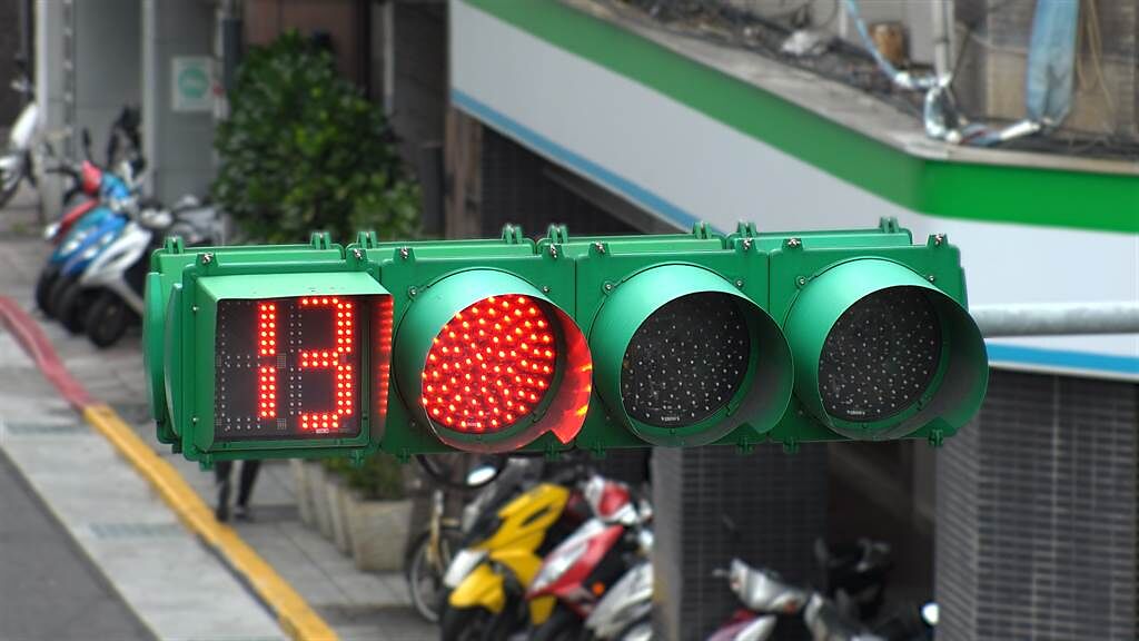 一名網友表示，在台北等紅綠燈，很多都要等99秒，尤其是上下尖峰時段最常見。（圖／示意圖，達志影像）
