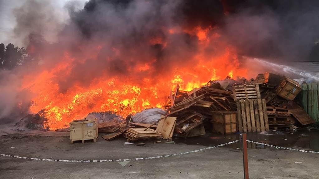 新北市樹林區佳園路三段一處資源回收廠31日下午3時許，發生火災。（翻攝照片）
