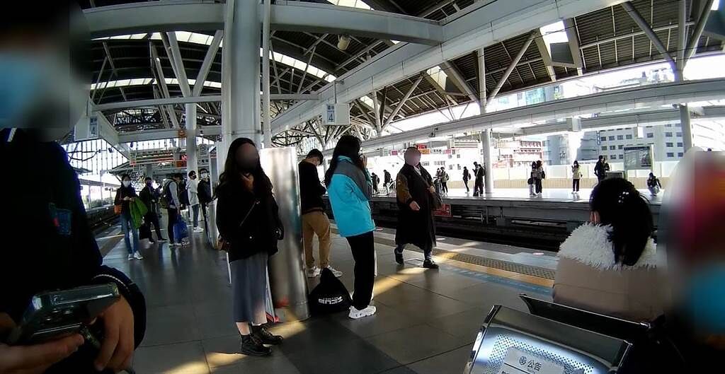 經一個小時的火車站尋寶，員警及林姓少女順利在候車月台上找到拾獲手機的人。（市第三分局提供／馮惠宜台中傳真）