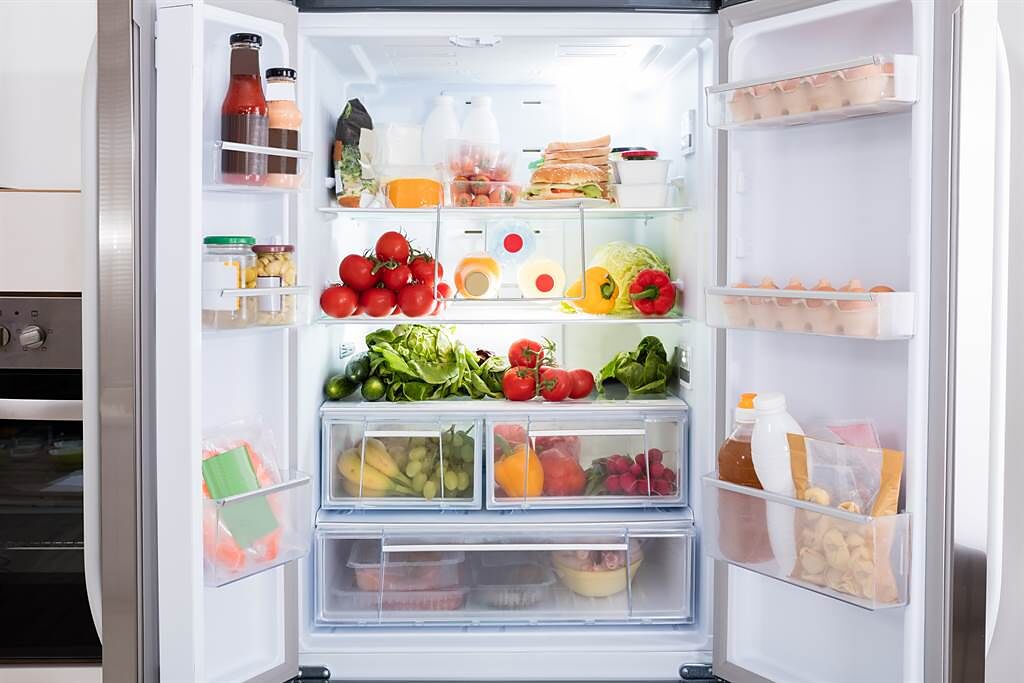 營養師鄭惠文指出，冰箱放7分滿才能充分發揮裡面的冷空氣循環效果。(示意圖/達志影像)