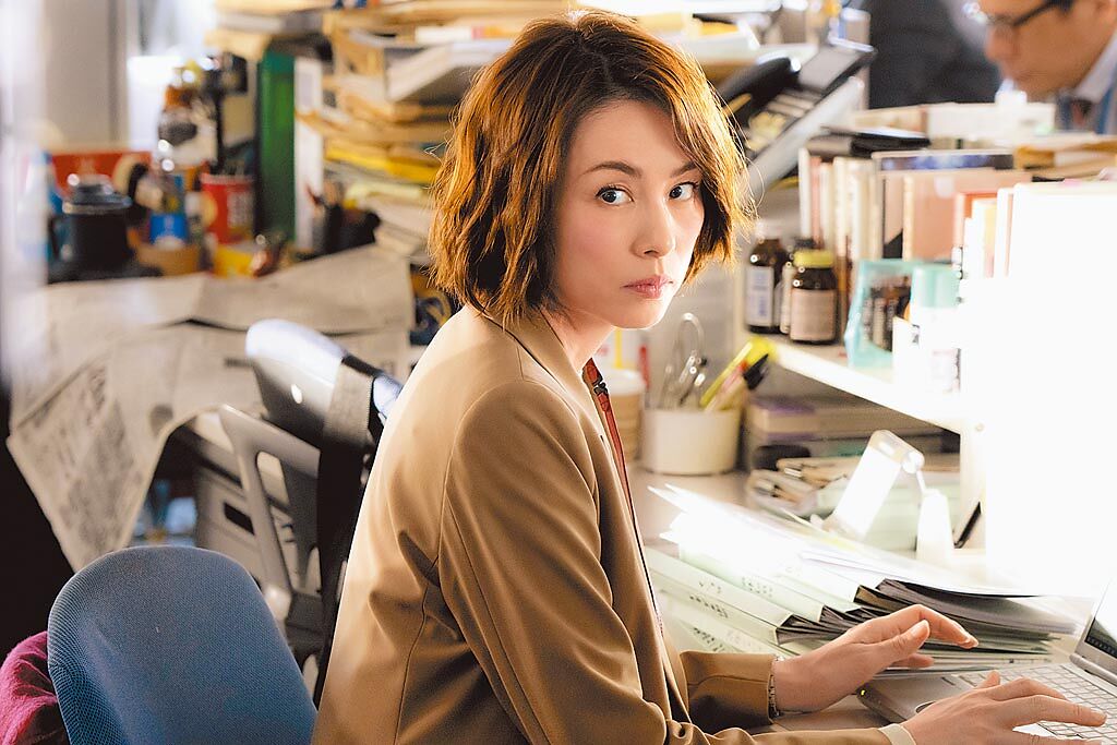 米倉涼子在《新聞記者》中飾演致力揭發社會弊病的新聞記者。（Netflix提供）